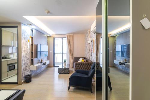 Dazzle Sukhumvit 7 by LeFoyer