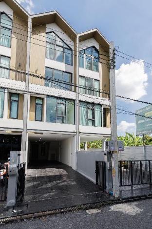 Deluxe Townhouse for 14 People with High-Speed Wi-Fi, Parking, and Netflix