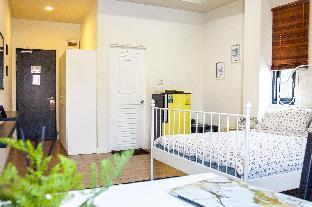 Double Deluxe Studio room by 26 bed and coffee