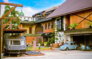 Dream Factory Hotel &amp; Rooftop Bar