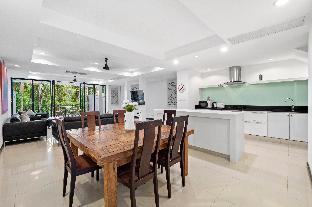 Eight bedroom 20 people 2 pool 2 kitchen &amp; lounges