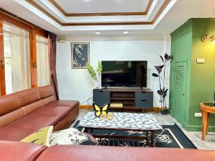 Ekkamai Rich Area 6-Bedroom Townhouse Near BTS, Accommodates 12 People