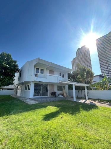 Elegant Classic Home for Leisure & Gatherings!