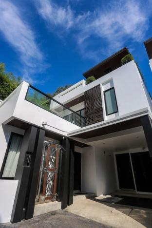 Elegant Villa with Rooftop Jacuzzi, Naiharn