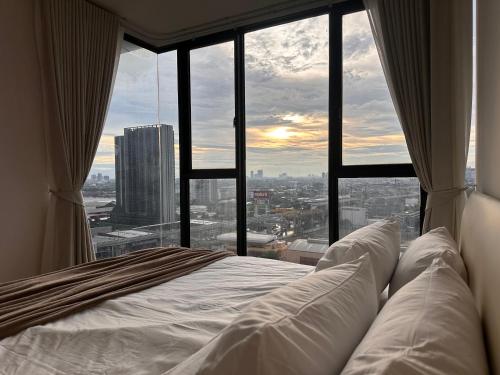 Entire apartment near train station with pool &amp; views