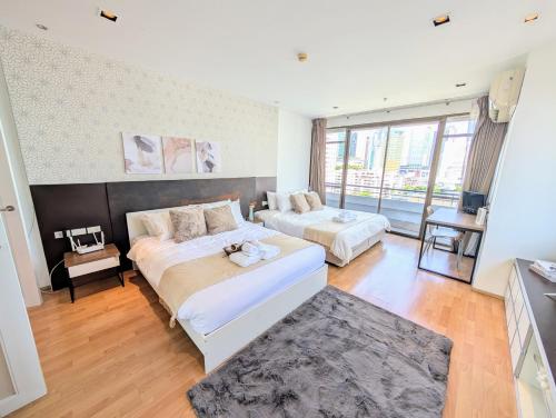 Executive 2 Bed Nana BTS 100m Bangkok Skyline