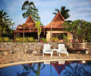 Family-friendly house by the pool close to the sea