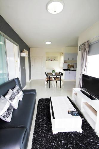 Flame Tree Residence , City Center &amp; Close to Beach Cozy Apartment