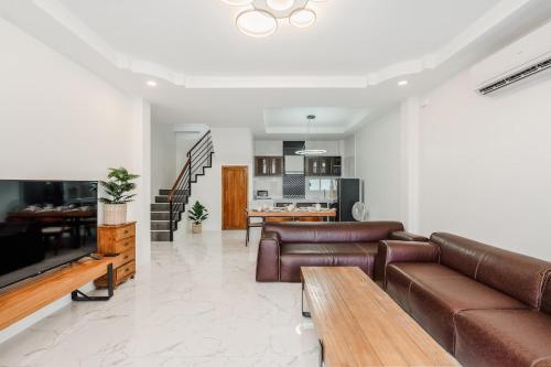 Freshly Renovated 4 Bed Pool Villa Great Location