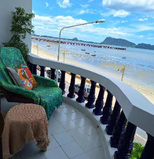 Friday&#039;s Guesthouse and Cafe