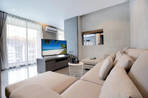 Fun, Beach &amp; Topical Vibes! Pool View 2BR Apartment CTG P603-4 in Tropics Kamala Residence