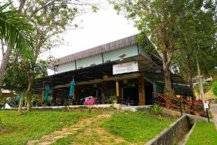 Green Gen Hotel Phuket bed in 6-bed room 1