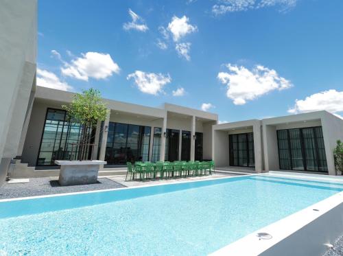 holiday fever x the pool