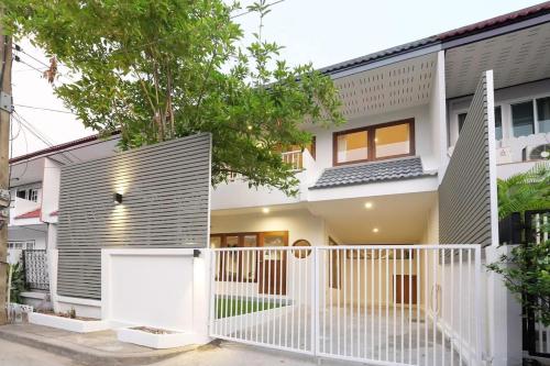 House in Pridi - Stylish 3BR Pet-Friendly