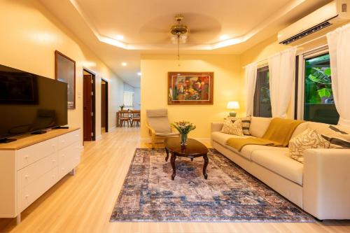 House near the Beach, 7-Min Walk to Beach