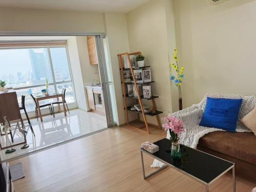 HuaikhwangMRT light luxury apartment sky pool