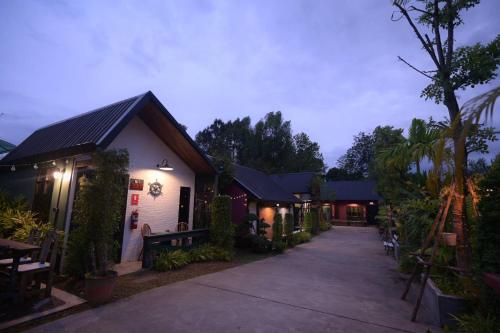 Hugs Home &amp; Cafe Trang