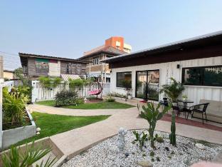 Independent Garden Courtyard, Two Bedrooms, Two Bathrooms, Accommodates 5 People