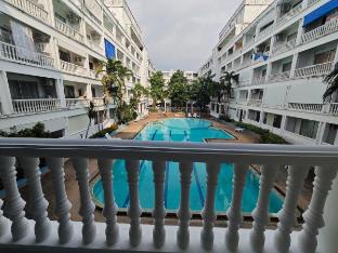 Jomtien Beach, Swim Pool View,A Break in Pattaya