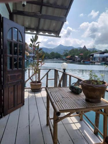Jonnie&#039;s Riverside Resort