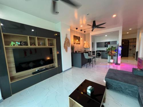 Karon Hill 1 Bedroom City & Ocean, City and Mountain View
