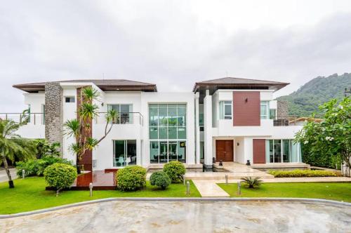 Kyerra 88-16 An exquisite mansion with eclectic interiors