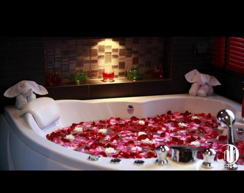 L2 Promotion, Modern Apartment In Bangla Road Patong Beach With Private Jacuzzi &amp; Roof Top Pool