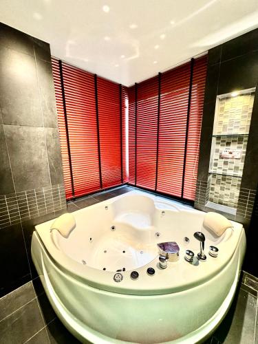 L8 Promotion 1 Bedroom Apartment In Bangla Road Patong Beach With Private Jacuzzi &amp; Roof Top Pool