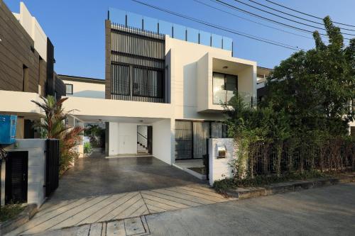 Laguna Park by Goodman Brokers