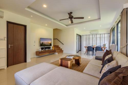 Laguna Park Townhouse by Villacarte