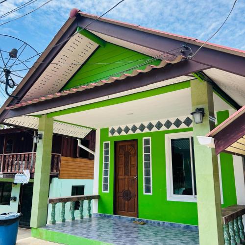 Lamsai AC Sea House Green