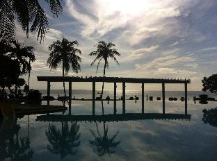 Large 3 bed/3 bath beachfront apt with large pool