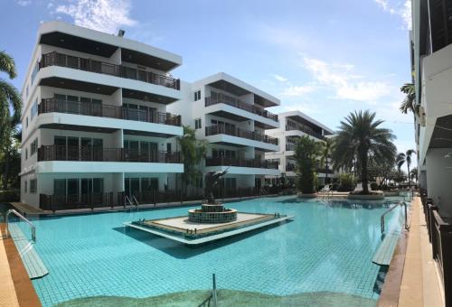 Large beachfront apartment in Cha-am
