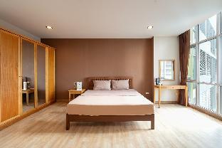 Large warm minimalist cityview studio