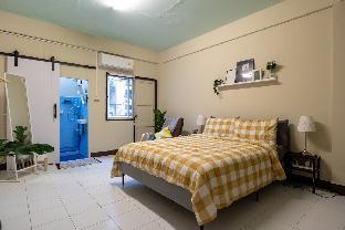 Local Room with Street Food, 15 min to Stadium