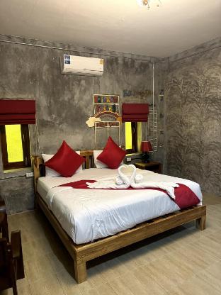 Love Room, Center Thong Sala