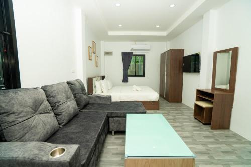 Lovely 2 Bed share Pool Apt near Beach