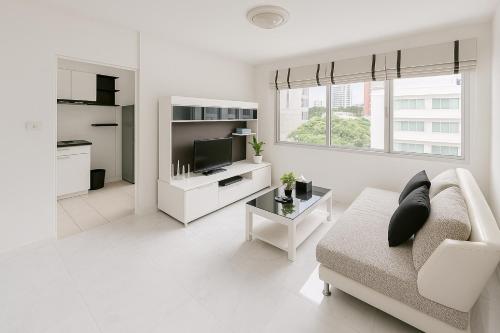 Low-rise House in Thonglor BTS with Pool &amp; Gym