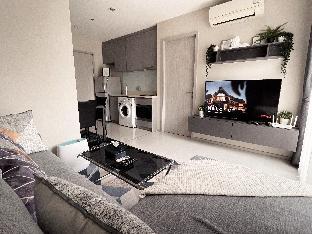luxurious Downtown condo w/train access