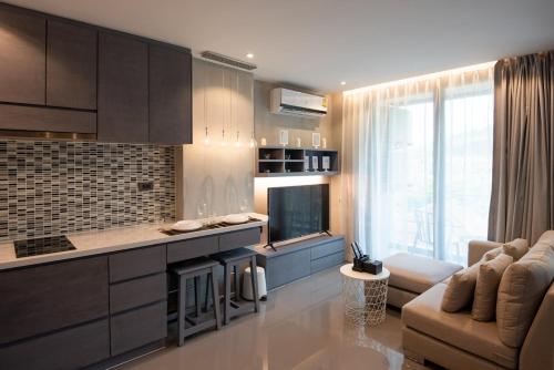 Luxury 1BR Rooftop Pool Gym by IBG Property