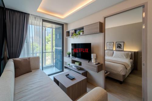 Luxury 2BR with Sky Pool & Gym Near BTS Thong lo