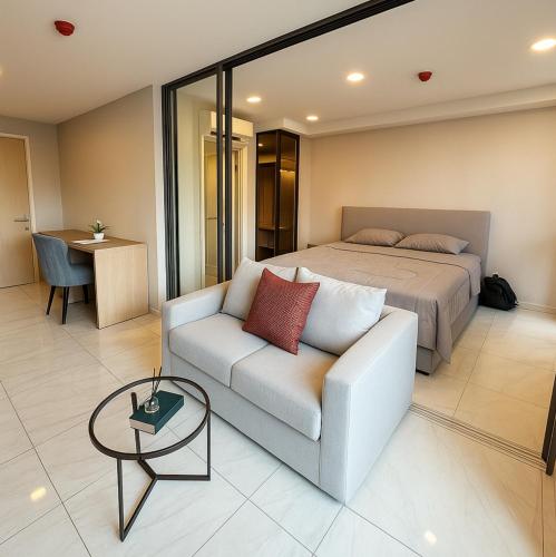 Luxury Condo with City Views near BTS ASOKE