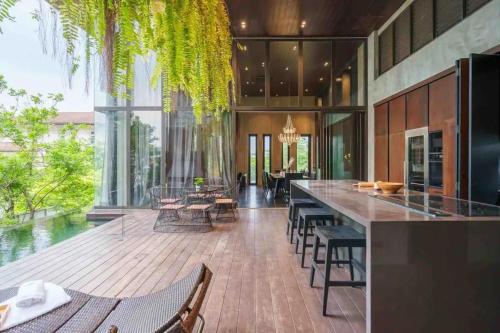 Luxury Pool Villa with Jacuzzi &amp; Lift by Thonglor