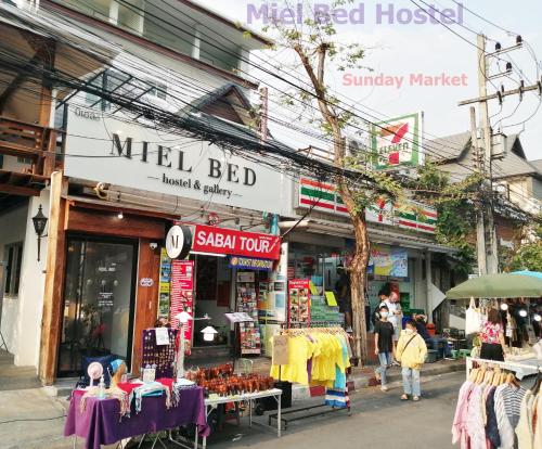 MIEL BED Hostel &amp; Gallery