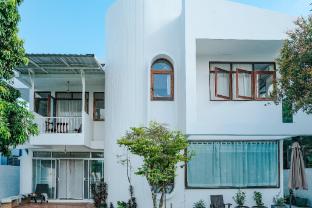 Minimalist Hideaway with a Courtyard Near Airport