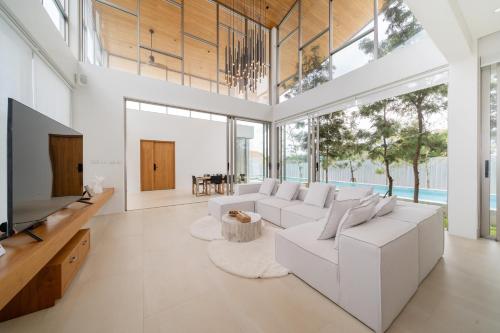 Modern Masterpiece with Tropical Flair! 5BR Villa Trinity C4