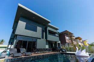 Black House with Private Swimming Pool - Near City