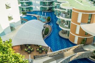 Modern studio with pool access at Twin Sands