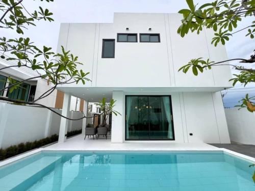 Modern Tropical Villa with Private Pool