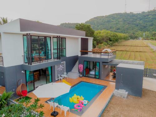 Mountain &amp; Sea Pool Villa ทับสะแก